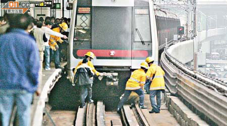 消防員走落路軌拯救跳軌女子。	（左錦鴻攝）