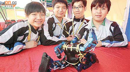 扶輪中學學生（左至右）李羨瑩、李冠衡、張展梃、廖天富製作的「排骨」為港爭光。