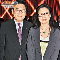 胡郭秀萍（右）與立法會議員林健鋒。
