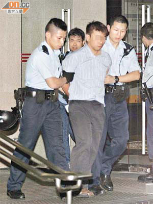 在鬧市舞刀男子由警員制服後，被押離勞資審裁處。	（馮戈攝）