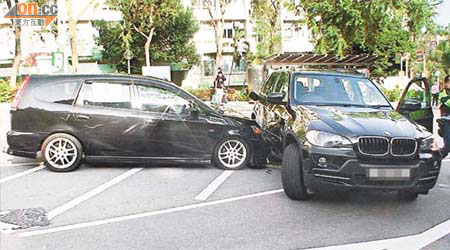 七人車攔腰撞向寶馬四驅車車身。	（蕭添榮攝）