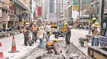 電車公司在上環急庇利街及德輔道交界維修路軌，令金鐘至西港城的電車服務暫停十小時。	（蕭添榮攝）