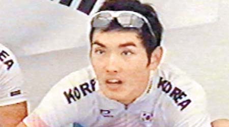 犯規干擾阿寶衝線的南韓選手朴晟伯，被罰由第一變「包尾」。	（有線畫面）
