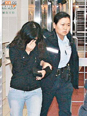 被捕婦人由女警帶返警署。	（周宏杰攝）