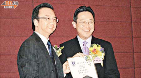 張勇邦（左）向陳維安表示，希望當局審慎考慮一套減少影響學生的減班做法。