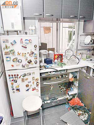 廚櫃被炸毀，圖左上角為懷疑洩漏氣體的熱水爐。