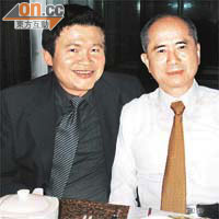 日本救心香港代理泰山企業老闆林添茂（右），係台灣社團領袖，當晚又點少得佢。左為光華新聞文化中心主任羅智成。