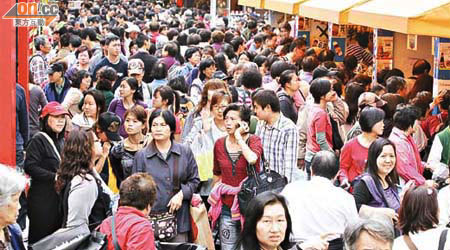 預計有大批內地旅客湧到工展會購物，今年工展擠迫情況將更為厲害。	（資料圖片）