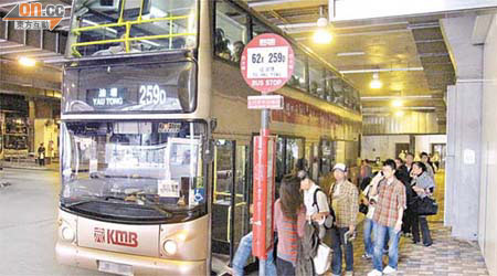 九巴259D線班次不足，早上繁忙時間常客滿令分站乘客未能登車。