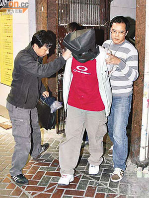 警方日前在深水埗搗破搶劫iPhone 4案，疑犯被蒙頭帶走。
