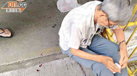 有長者於長康邨停車場對出石階跌傷，血灑地面。	（圖片由徐曉杰提供）