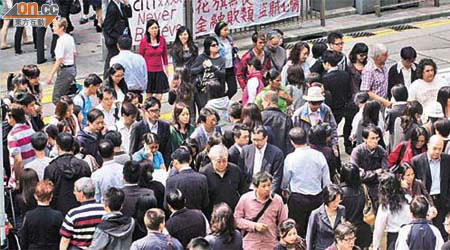 政府近年多項措施均未能穩住樓價，令市民難以上車。