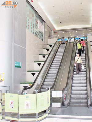葵盛東邨商場扶手電梯待修多時，令市民「有得睇冇得用」。