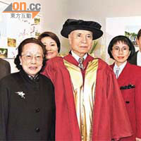 陳廷驊（中）於九八年獲中文大學頒授榮譽社會科學博士，一家人齊齊出席盛會。