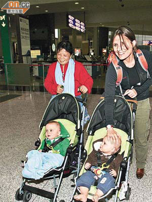 外籍乘客Willemyir（右）表示，能夠平安回家感到幸運。	（梁國雄攝）