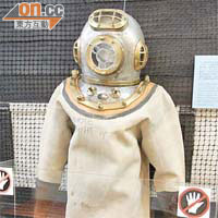  二十世紀後半葉連身設計的潛水衣由中國製造。