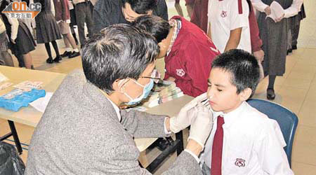 李陞大坑學校上月初在學校替師生及家長接種噴鼻式流感疫苗。
