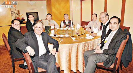 劉秀成（前右）請發展委員會成員食飯，難得有個稀客霍震霆（前左）。	（何偉鴻攝）