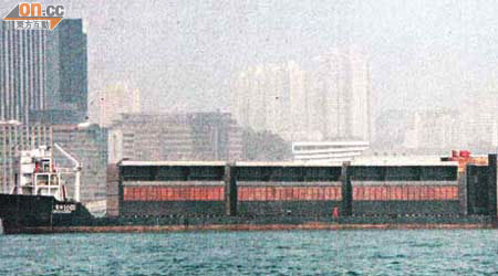 「重任1601」運載四件巨型海堤組件抵達香港。