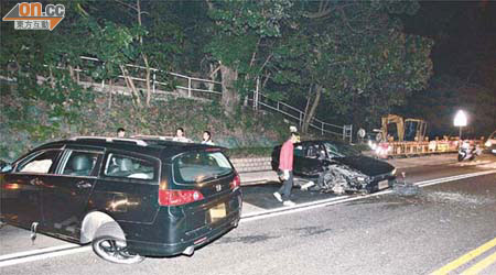 肇事兩車迎頭相撞，橫亘路中。	（沈厚錚攝）