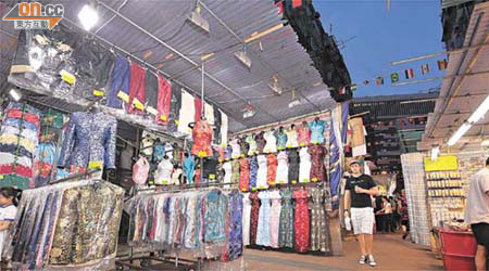 廟街有各種食肆及零售檔攤，充分反映本港民生特色。