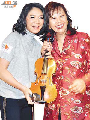 郭李天穎（右）同姚珏拍住上做善事，姚珏仲捐出小提琴拍賣。（徐家浩攝）