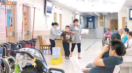 屯門醫院急症室每逢入夜仍有不少市民求診，經常要大排長龍。
