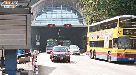 香港仔隧道內發生危險車漏油事件，幸未釀巨災。