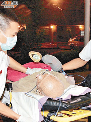 一百零四歲老翁送院時已陷昏迷，經搶救後不治。	（沈厚錚攝）