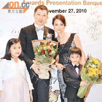 眼科醫生梁裕龍（左二）獲獎，太太及一對仔女送上鮮花分享喜悅。