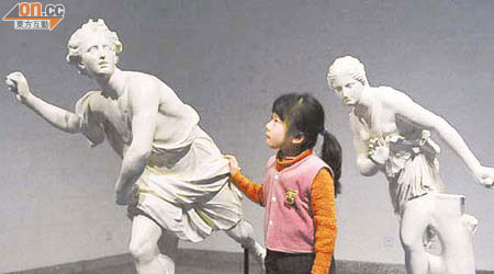 參觀「羅浮宮雕塑全接觸藝術教育展」的市民可親手觸摸展品。	（香港藝術館提供圖片）