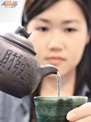 茶療利用茶葉加中藥配料沖泡，有效防病治病。	（翁志偉攝）