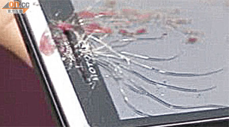 爆裂的Droid 2手機面玻璃破損。	（電視畫面）
