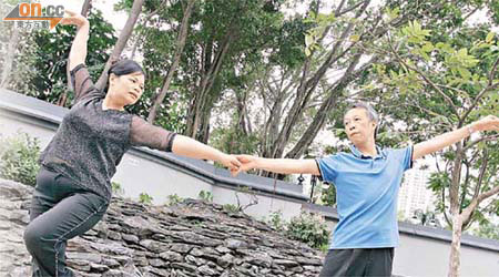 林裕財（右）及張秀麗均表示跳舞可使自己身手靈活。	（鍾麗珊攝）