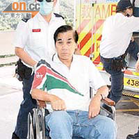 其中一名傷者入院時需坐輪椅。
