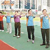 譚耀宗（右一）着西褲做運動，睇嚟唔多專業。