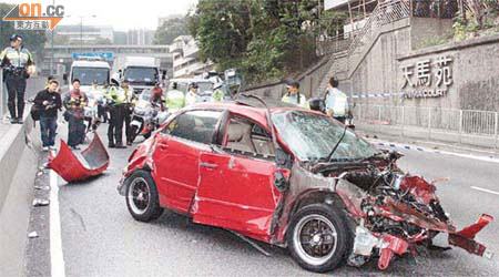 肇事私家車毀爛如廢鐵橫亘路中。	（左錦鴻攝）