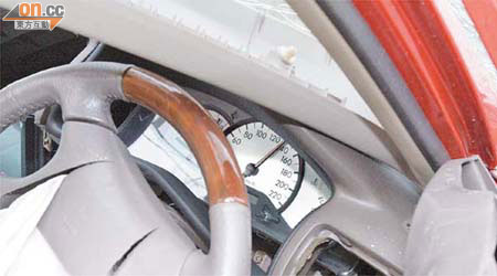 肇事私家車「咪錶」針停留在一百三十公里位置。