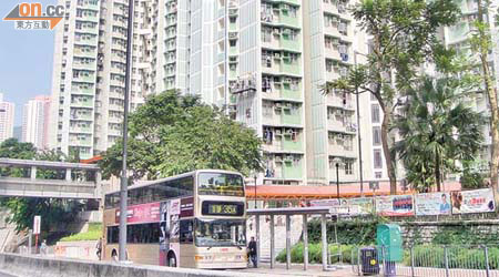 巴士站貼近石蔭東邨，巴士開行時的噪音被指影響居民作息。