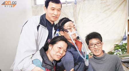 得悉兩名兒子皆獲批接受酵素替代療法，賴太（左二）重現多年未見的笑靨。	（高嘉業攝）