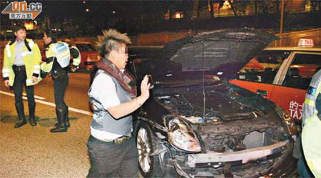 涉酒後駕駛女子在現場協助警方調查。（邱國賢攝）