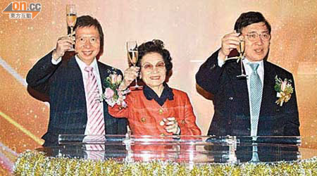 新地主席郭老太（中）同炳江（左）、炳聯齊齊舉杯亮燈。