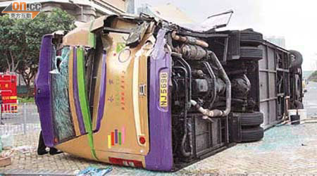 被撞翻的邨巴車身損毀嚴重。	（蕭添榮攝）