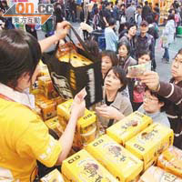 市民圍在出售麵食的展攤大手入貨儲糧。（霍振鋒攝）