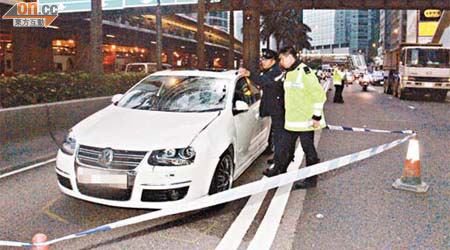 警員在私家車撞斃老翁現場調查。	（邱國賢攝）