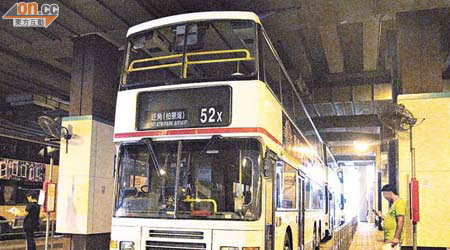 52X線被指脫班情況嚴重，曾有乘客苦等四十五分鐘才能登車。
