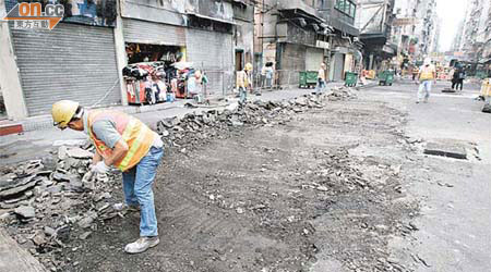 路政署人員昨重鋪花園街路面的瀝青。	（梁卓明攝）