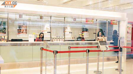 東亞銀行黃埔分行在下午五時後仍然開放，但分行內未有顧客。	（羅錦鴻攝）