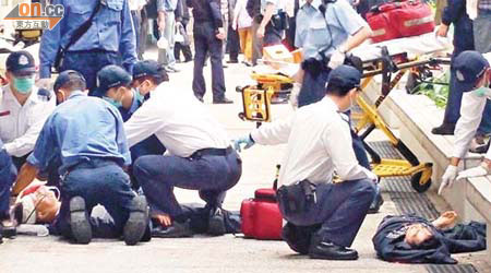 跳樓中年漢重傷死亡（右），被擊中的男途人由救護員急救。	（左錦鴻攝）