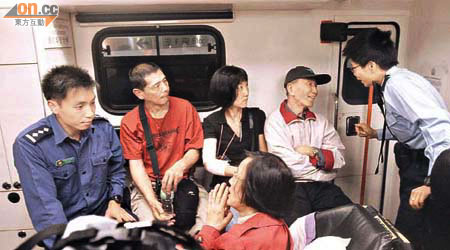 四名北京遊客拒絕下救護車，警員加入勸喻。	（蘇仲賢攝）